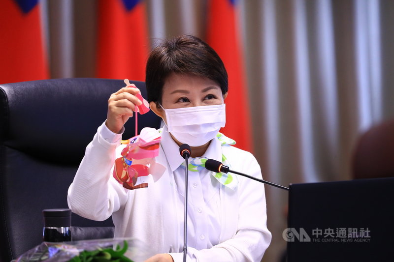 2021中台灣元宵燈會因為疫情取消,而牛年小提燈將照常發放。台中市長盧秀燕(圖)9日在市政會議中展示,並宣布即日起可到各里辦公處領取。中央社記者郝雪卿攝 110年2月9日