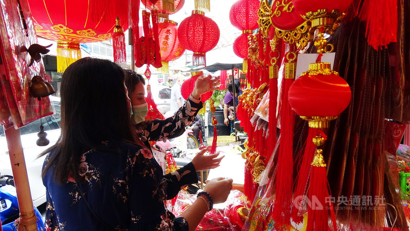 曼谷中國城的商店街在華人農曆春節前夕會販賣春節的裝飾品,圖為民眾正在挑選貨品。中央社記者呂欣憓曼谷攝 110年2月9日