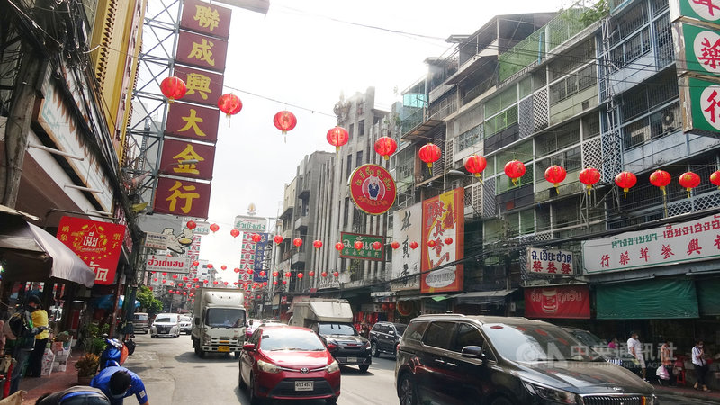 曼谷中國城的街道上每逢華人農曆春節就會張燈結綵,充滿過節氣氛,但受到武漢肺炎疫情影響,曼谷市政府下令在中國城的活動都取消,沖淡了中國城的年味。中央社記者呂欣憓曼谷攝 110年2月9日