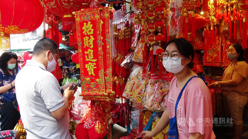 曼谷中國城的商店街在華人農曆春節前夕會販賣春節的裝飾品,但泰國經濟受到武漢肺炎疫情重創,買氣不如往年。中央社記者呂欣憓曼谷攝 110年2月9日