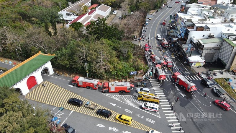 屏東墾丁大街9日中午發生火警,一間機車店起火燃燒,波及隔壁的民宿及服飾店,起火地點靠近墾丁國家森林遊樂區牌樓,是墾丁大街精華區。(屏東消防局提供)中央社記者郭芷瑄傳真 110年2月9日