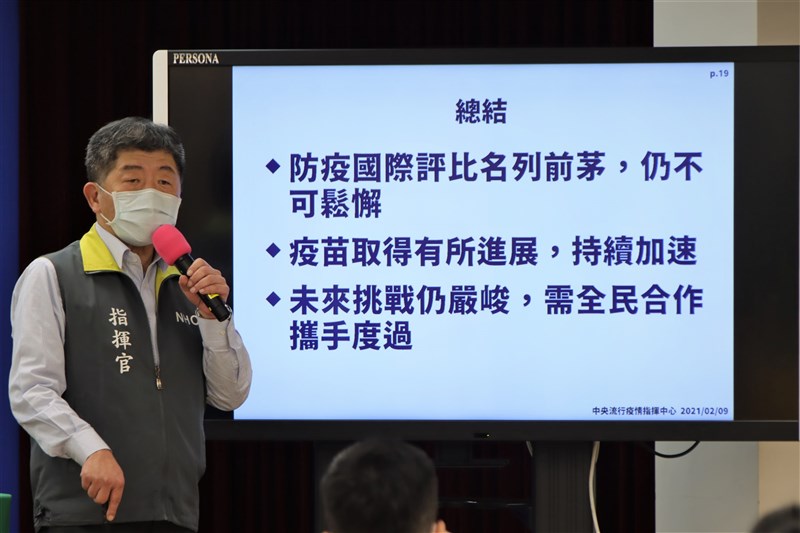 疫情指揮中心指揮官陳時中9日回應東洋代理BNT疫苗爭議時說,當時對疫苗防護效果、冷鏈設備考量,從沒計畫買1000萬劑BNT,另一家雅各臣比東洋還早破局。(指揮中心提供)