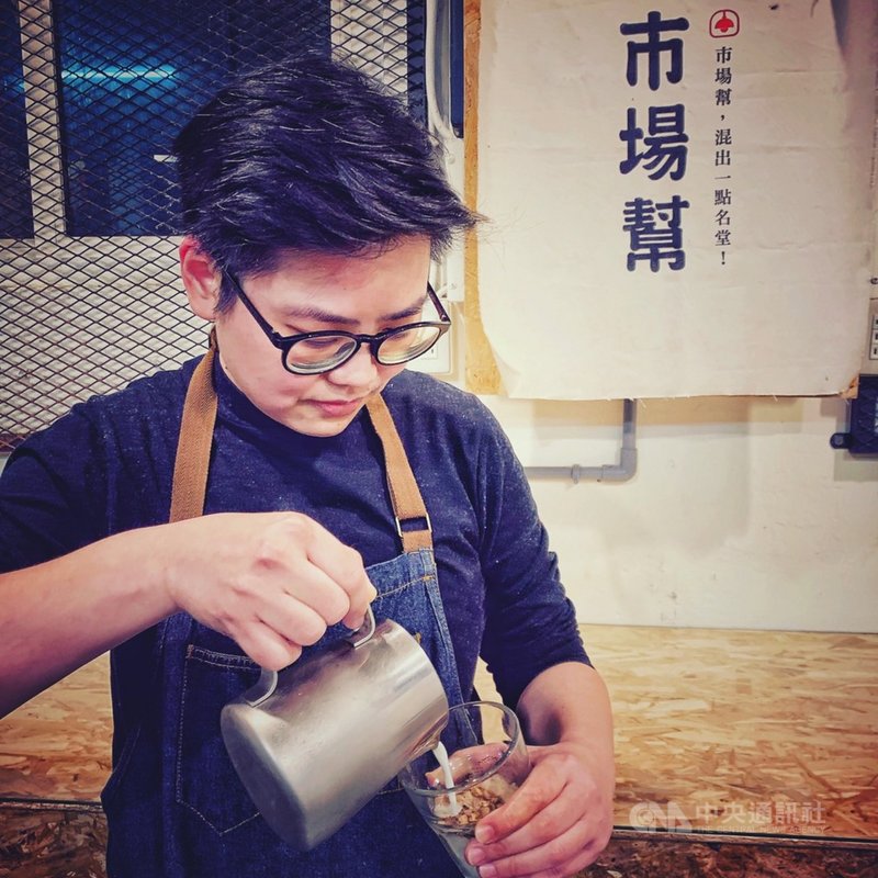 戴著黑框眼鏡、動作俐落的「小魚」劉琪涵,扛下傳統市場攤商第3代責任,在市場開設咖啡店,扭轉大眾對傳統市場的刻板印象。中央社記者王朝鈺攝 110年2月10日