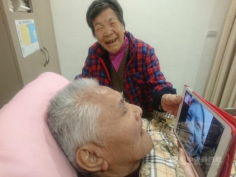 2020年初,聖嘉民長照中心為了防疫,將實體探訪改為線上視訊,讓臥床長輩能透過螢幕和家中親友見面聊天。(聖嘉民長照中心提供)中央社記者張茗喧傳真 110年2月10日