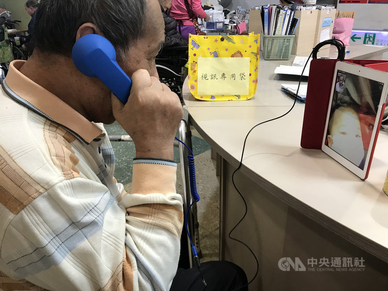 2020年初,聖嘉民長照中心為了防疫,將實體探訪改為線上視訊,在平板上接上話筒,讓長輩與小孫子相見歡。(聖嘉民長照中心提供)中央社記者張茗喧傳真 110年2月10日