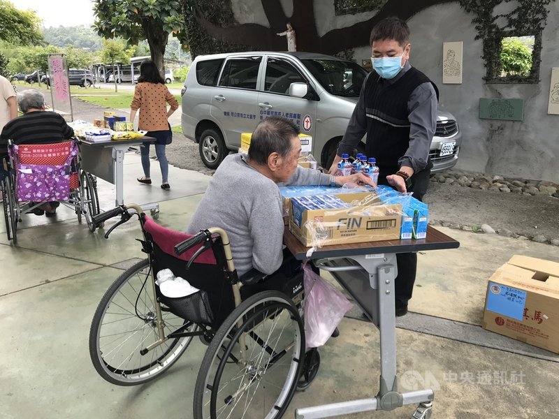 宜蘭聖嘉民長照中心擔心長輩因疫情看不見家人,社工搬出十八般武藝,將小吃攤搬進長照中心,讓長輩抗疫不憂鬱。(聖嘉民長照中心提供)中央社記者張茗喧傳真 110年2月10日