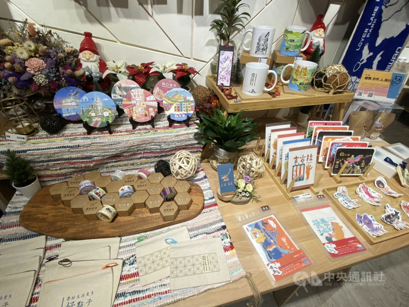 經基隆市政府青年創業協助的曾詩堡在委託行街區創辦文創商店,文創商品融入基隆重要節慶、活動與美食,每件都有巧思,濃濃詮釋基隆在地特色。中央社記者王朝鈺攝 110年2月10日