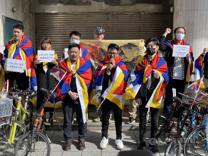 西藏台灣人權連線10日舉行「為西藏自由而騎」記者會,藏台連線理事長札西慈仁(前中)率無黨籍立委林昶佐(前右)、民進黨立委洪申翰(前左)等人舉行除障儀式,象徵去除疫情、中共暴政。中央社記者王飛華攝 110年2月10日