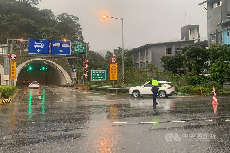 春節連假首日,蘇花路廊10日車流大致順暢,宜蘭蘇澳至花蓮崇德南下的時間最短只要85分鐘,旅行時間與平日相同。蘇澳警方進駐蘇花路廊宜蘭端路口指揮交通,維持行車順暢。(警方提供)中央社記者沈如峰宜蘭傳真 110年2月10日