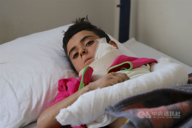 敘利亞阿夫林10歲男童哈姆丹(圖)3日在病床上側躺著。1月30日當地發生汽車炸彈攻擊,他是29名傷者之一。他因背部受重傷而無法平躺。中央社記者何宏儒阿夫林攝 110年2月10日