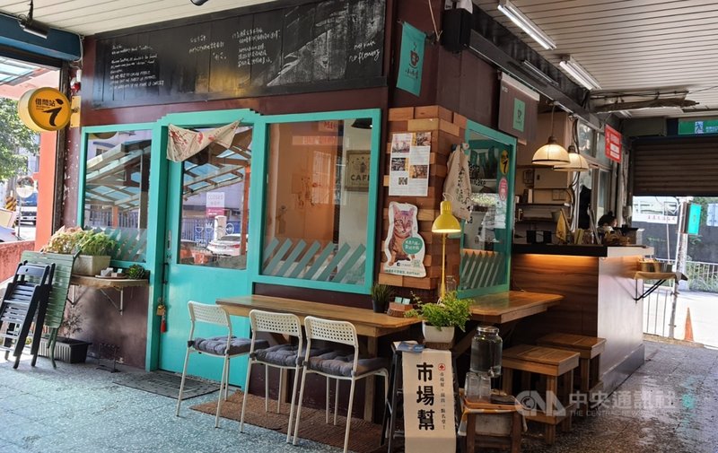 「小魚」劉琪涵在基隆傳統市場開咖啡店,撲鼻而來的不是腥味、菜味,而是濃烈咖啡香,小而雅緻的咖啡店在人聲鼎沸的市場中多了一點恬靜。中央社記者王朝鈺攝 110年2月10日