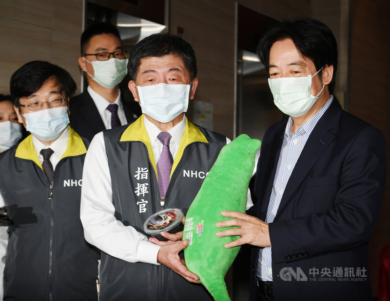 副總統賴清德(右)10日上午到疾管署慰勉值班防疫人員,致贈龜苓膏與印有台灣字樣的抱枕,由中央流行疫情指揮中心指揮官、衛福部長陳時中(中)代表接受。中央社記者施宗暉攝 110年2月10日