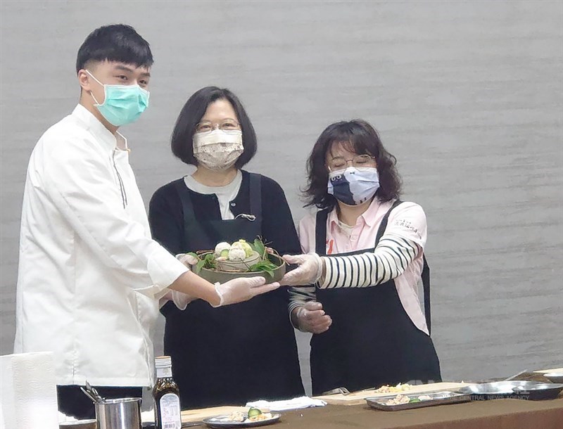 民進黨主席蔡英文(中)在廚師游星淵(左)指導下,親手做寵物年菜「毛寶貝雞肉球」;游星淵稱讚蔡英文刀工非常好。中央社記者溫貴香攝 110年2月11日