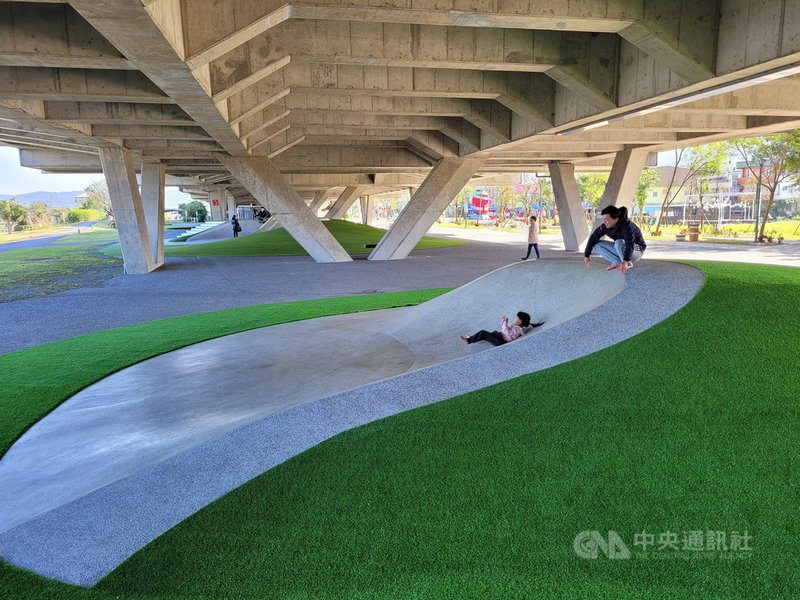 宜蘭縣冬山火車站下方109年底新建「碗公溜滑梯」,適合孩童「放電」,且上方有建築物,不論下雨或烈日當頭都不用擔心。中央社記者沈如峰宜蘭縣攝 110年2月11日