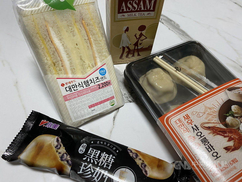 韓國連鎖便利商店業者推出台灣小籠包、三明治及珍奶冰棒等商品,廣受消費者歡迎。中央社記者廖禹揚首爾攝 110年2月11日
