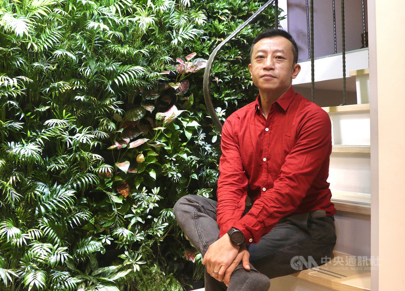 台劇「天橋上的魔術師」導演楊雅喆認為,雖然不論劇裡或現實,中華商場最終都不免拆除,但劇中討論的「消失」不是負面詞彙,反而是證明它真實存在過,因為「它不見了,你會開始想念它,就證明你愛過它」。中央社記者葉冠吟攝 110年2月11日