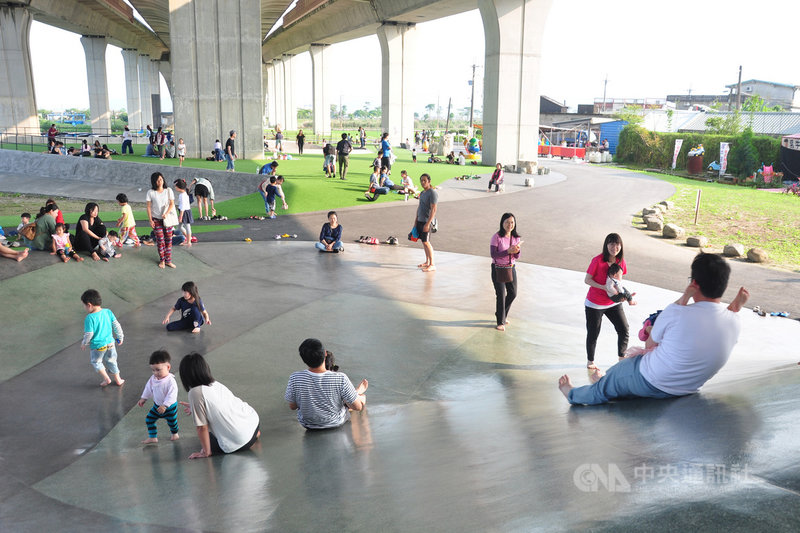 位於宜蘭縣冬山鄉的「大碗公磨石子溜滑梯」坡面寬敞,可讓親子從陡峭面順滑而下,感受瞬間快感。中央社記者沈如峰宜蘭縣攝 110年2月11日