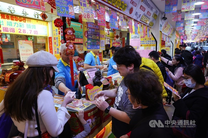 台彩發行「1000萬行大運」、「2000萬超級紅包」等多款刮刮樂,有一名婦人買下櫃檯內最後一張刮刮樂,號碼恰好是她的生日,刮中百萬大獎。(示意圖/中央社檔案照片)