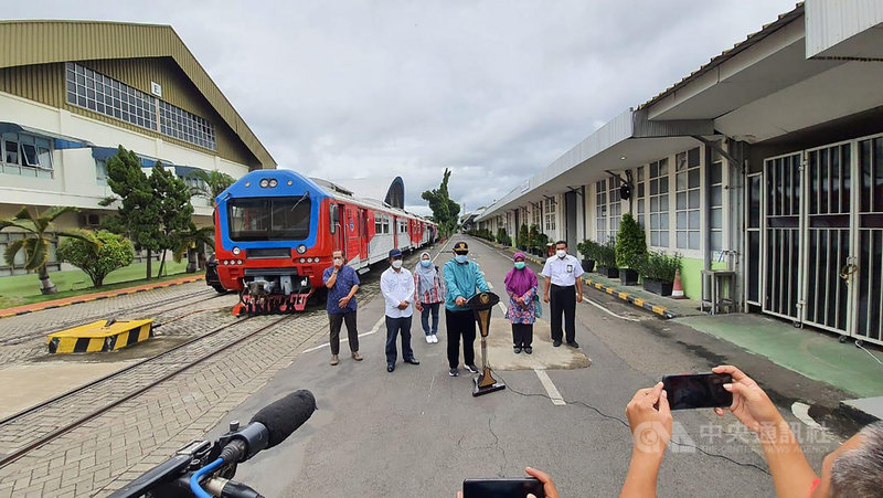 印尼國營列車製造公司INKA將電聯車改裝為緊急醫療列車,已經在東爪哇開始使用。(印尼國營列車製造公司INKA提供)中央社記者石秀娟雅加達傳真 110年2月11日