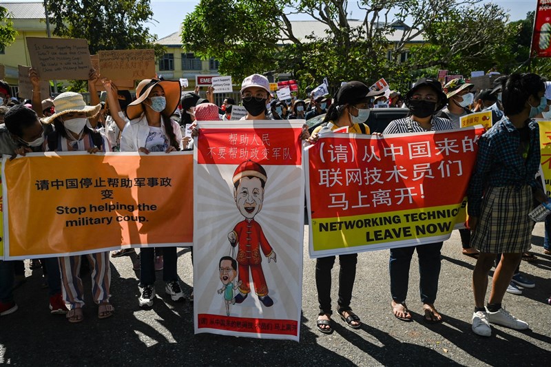 緬甸軍方發動政變後,持續強化對媒體及網路言論的控制,有傳言稱背後有中國協助。專家表示當地反中情緒恐進一步升高,北京對此有所警戒。圖為緬甸民眾11日聚集中國駐緬甸大使館前示威。(法新社)