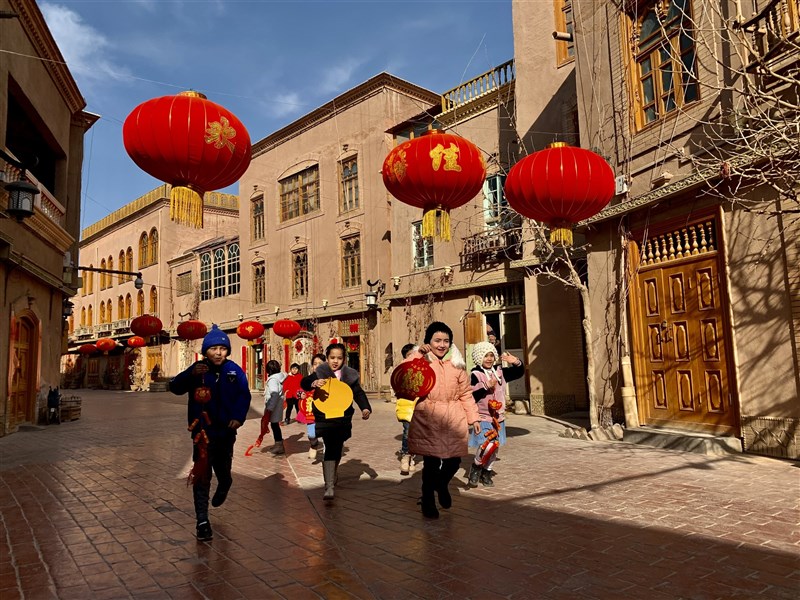 世界維吾爾代表大會指出,中國利用「過春節」來甄別維吾爾幹部是否牴觸中國文化思想,不過春節者會遭關押「集中營」。圖為7日新疆維吾爾文化名城喀什古城已布置燈籠與春聯。(中新社)