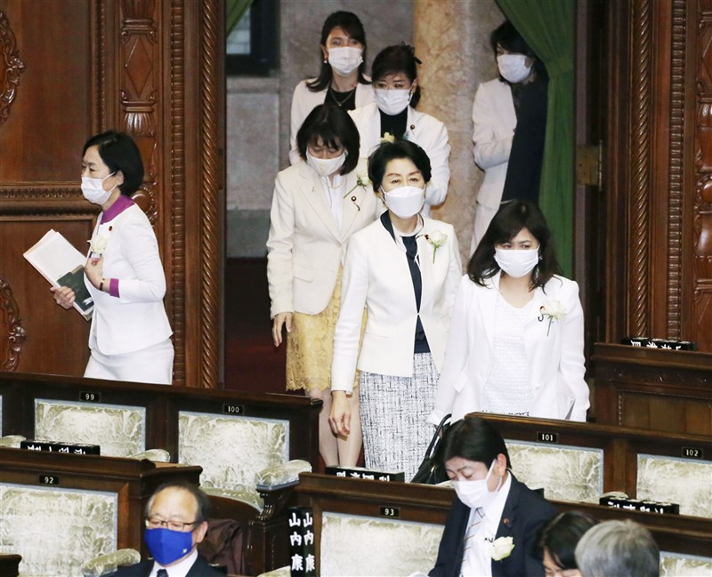 面對森喜朗失言,在野黨女性議員9日身著象徵爭取女性參政權的白上衣,要求森喜朗辭職。(共同社)