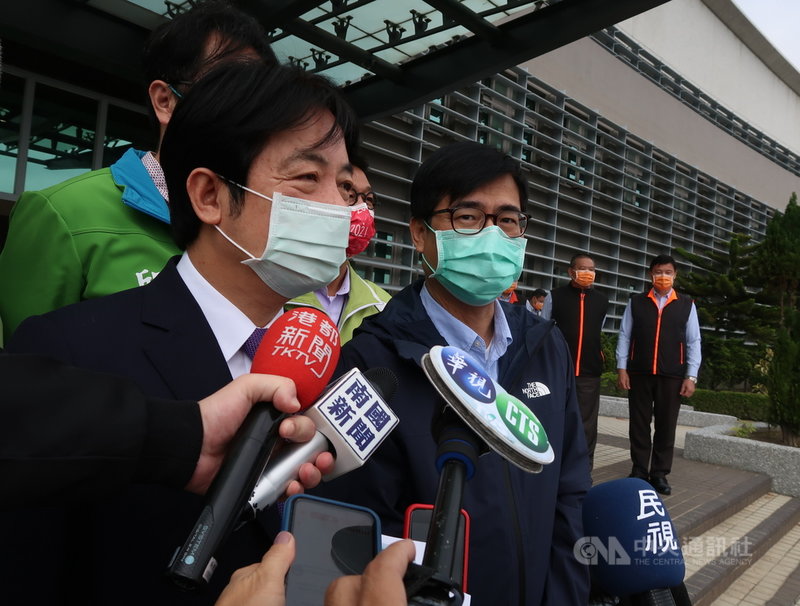 副總統賴清德(左)12日南下高雄視察海巡署南部分署視察人員春節勤務情形,並要求要加強查緝豬瘟等及新型立百病毒等,防止不明肉品進入台灣。中央社記者王淑芬 攝 110年2月12日