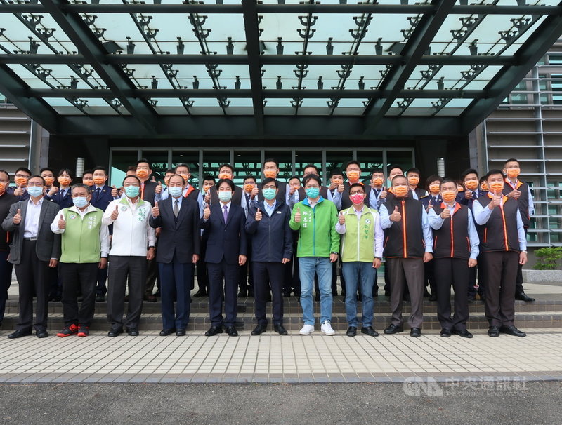 副總統賴清德(中)12日南下高雄視察海巡署南部分署,慰勞春節勤務人員,致贈加菜金並與海巡弟兄合影。中央社記者王淑芬攝 110年2月12日