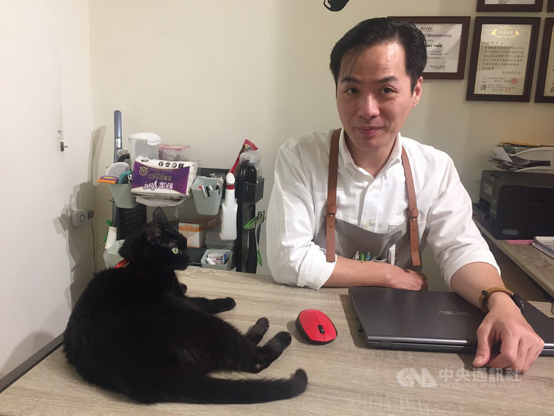 貓行為師曾麒穎說,養貓要布置多個不受干擾、夠隱匿的貓窩讓牠選擇作為核心領域,並至少要有兩個動線,作為觀察與逃跑之用,及定時給食、正向而規律互動。中央社記者楊淑閔攝 110年2月12日