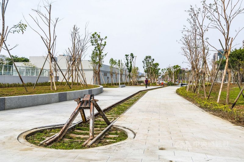 高雄市區鐵路地下化後從左營到鳳山騰空路面廊道長15.37公里,高市府開闢並美綠化成園道,已完工開放84%,優質的環境景觀怡人。(高市府提供)中央社記者王淑芬 傳真 110年2月12日
