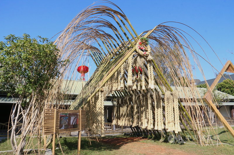 公館鄉農會利用竹編與稻草編織「注連繩」,在苗栗特色館園區內搭建「福滿門」牛年New Year稻草裝置藝術,洋溢古樸氣息。中央社記者管瑞平攝 110年2月12日