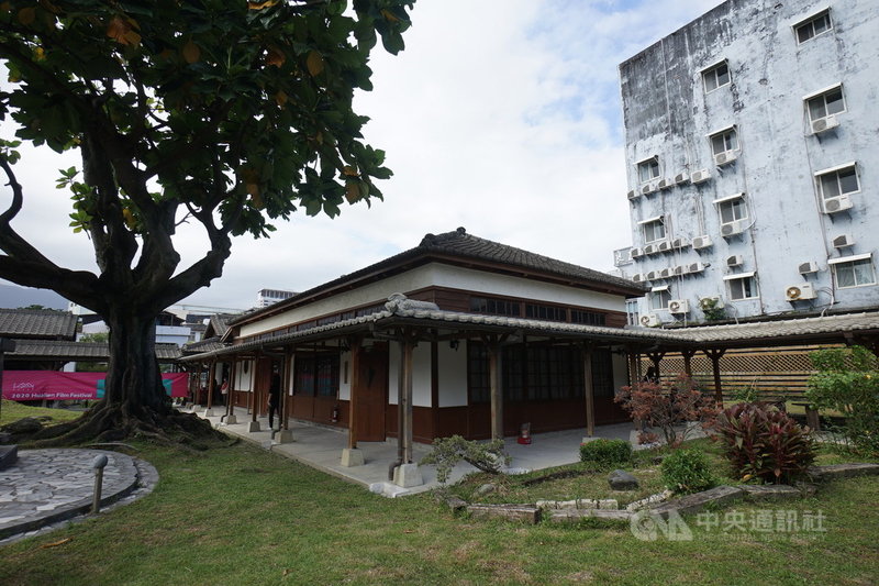 花蓮鐵道文化園區內的中山堂過去曾是台鐵員工月會、康樂活動使用空間,花蓮縣府獲文化部經費補助,將中山堂打造為「花蓮鐵道電影院」。中央社記者張祈攝 110年2月12日