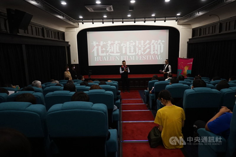 花蓮鐵道園區內的中山堂,經改建為「鐵道電影院」,2020年10月啟用後,接連舉辦文化講座、獨立影展。花蓮縣文化局統計,平均上座率有7成,未來將規劃更多影視培訓活動。中央社記者張祈攝 110年2月12日