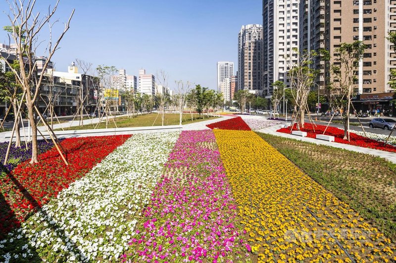 高雄市區鐵路地下化從左營到鳳山騰空長15.37公里,高市府開闢並美綠化成園道,已完工開放84%,將成為市民休憩與運動場域。(高市府提供)中央社記者王淑芬 傳真 110年2月12日
