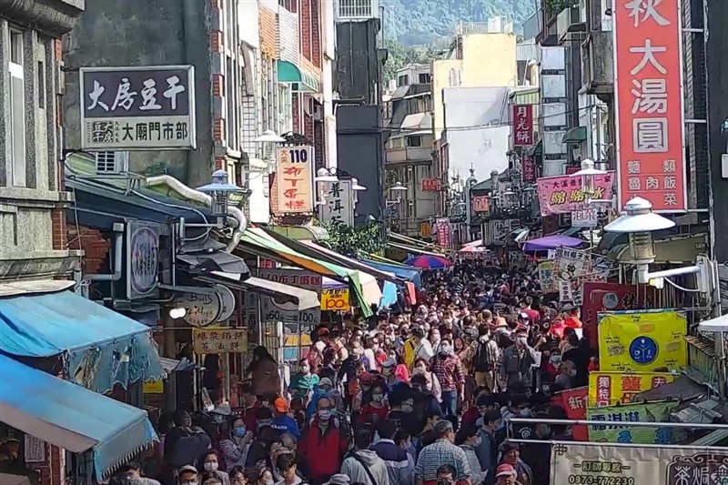 桃園市政府觀光旅遊局表示,為防範武漢肺炎(新型冠狀病毒病,COVID-19)疫情傳播,桃園市在農曆春節假期,重啟20處景點人潮警示燈號系統,並與中央統一標準,以3種警示燈號作為人流分界線。指標的大溪老街1 2日下午開始湧現逛街民眾,人潮警示燈號亮起黃燈。(桃園市政府觀光旅遊局提供)中央社記者吳睿騏桃園傳真 110年2月12日