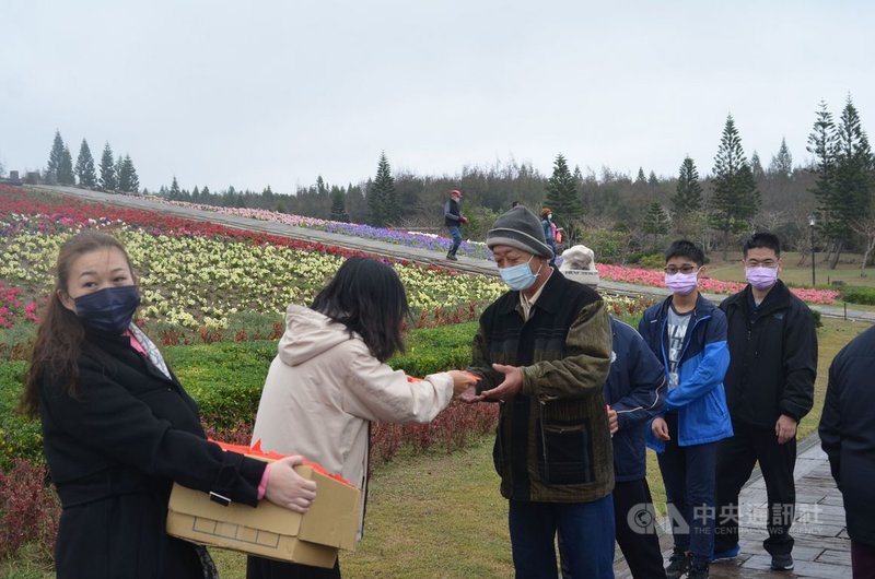 12日大年初一的澎湖天氣雖然濕答答,馬公菜園休憩園區的花海賞花人潮仍絡繹不絕,還可領到澎湖縣政府所提供「牛轉乾坤」福袋,讓牛年新春充滿著喜氣。中央社 110年2月12日