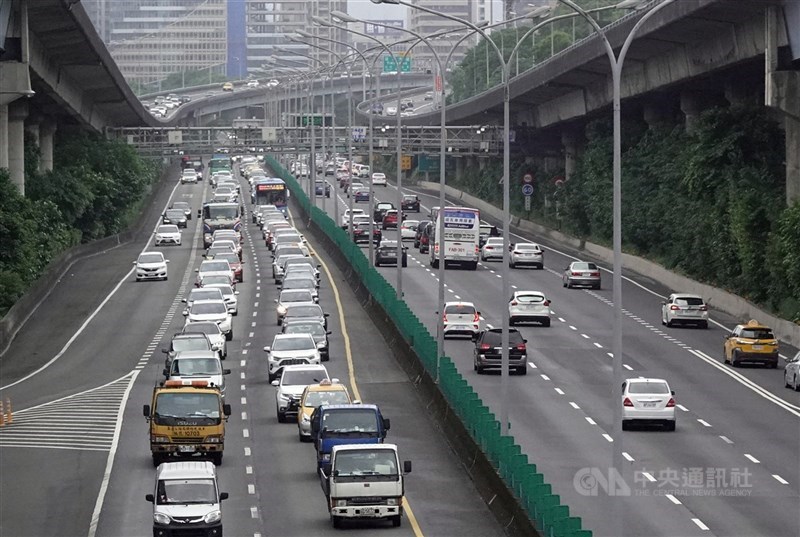 初二傳統習俗回娘家,交通部高速公路局預估,12日有20路段易塞車。(中央社檔案照片)