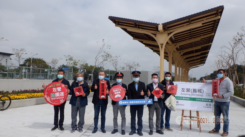 高雄市區鐵路地下化後,騰空的路面形成一條長15.37公里的園道,這條帶狀園道加值沿線居住品質,也增加了休憩空間,很受民眾歡迎。高雄市副市長林欽營(左4)12日視察建設成果,鼓勵民眾休憩打卡。(高市府提供)中央社記者王淑芬 傳真 110年2月12日
