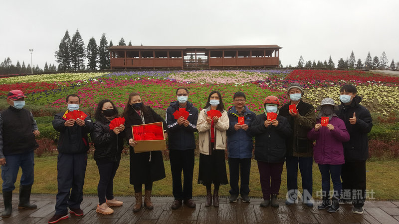 12日是大年初一,澎湖天氣濕答答,馬公菜園休憩園區的花海,賞花人潮仍絡繹不絕,還可領到澎湖縣政府所提供「牛轉乾坤」福袋,讓牛年新春充滿著喜氣。中央社 110年2月12日