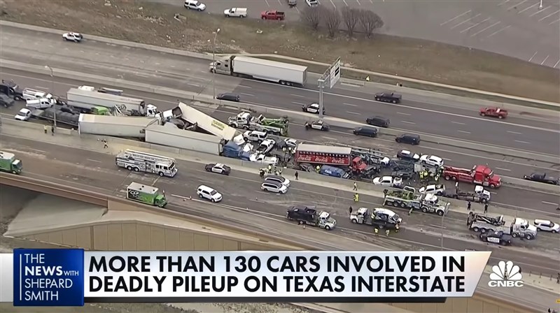 德州高速公路結冰導致133輛汽車連環車禍,已造成6人死亡、數十人送醫。(圖取自CNBC Television YouTube網頁youtube.com)