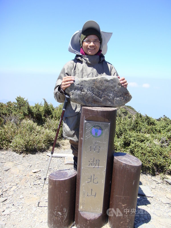 立法院長游錫堃1996年在宜蘭縣長任內,曾經挑戰南湖大山,當年他率領團隊,把刻有「蘭陽溪源頭」的石頭從平地搬上北峰峰頂,後來成為登山客拍照的熱門景點。(游錫堃提供)中央社記者溫貴香傳真 110年2月12日