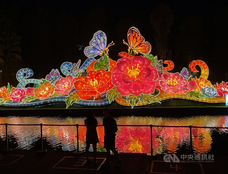 新加坡春節盛典「春到河畔」活動今年首度移師濱海灣花園舉行,以蝴蝶、花朵為造型的花燈十分吸睛。圖攝於2月12日。中央社侯姿瑩新加坡攝 110年2月13日