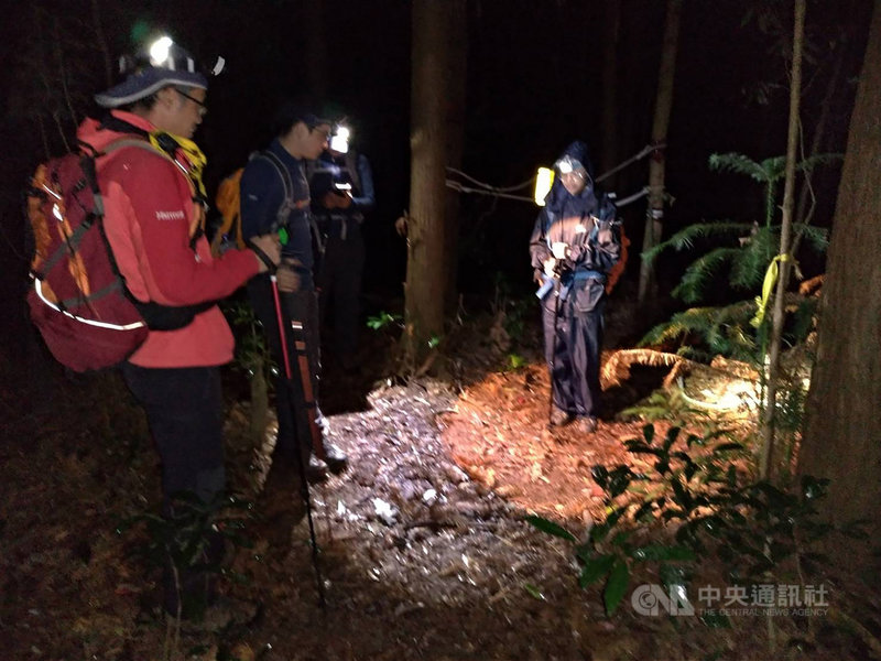台中市消防局發現,民國109年的山域救援件數約為108年的1倍,提醒民眾,登山時應與熟識路線的人同行,並攜帶足夠的照明設備。(台中市消防局提供)中央社記者蘇木春傳真 110年2月13日