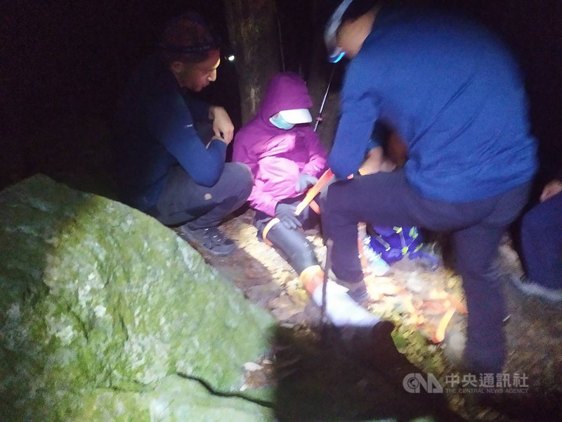 近年山難案件頻傳,台中、南投、花蓮、屏東等縣市相繼訂定「登山活動管理自治條例」,其中台中自民國106年至今已開罰23件。(台中市消防局提供)中央社記者蘇木春傳真 110年2月13日