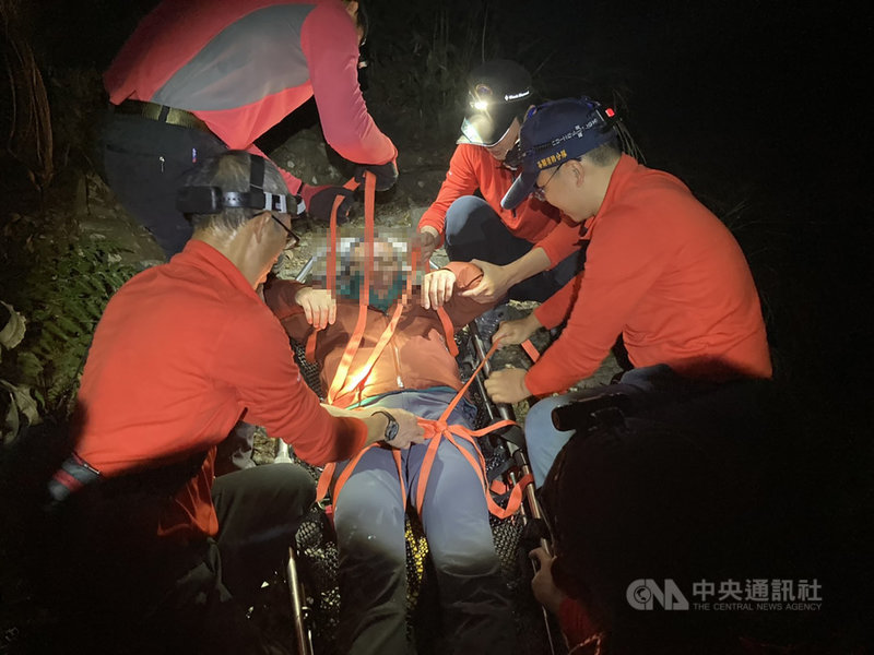 近年山難案件頻傳,台中市消防局訂定「登山活動管理自治條例」,民國106年至今已開罰23件,並以書面命令支付搜救費用,讓搜救也要「使用者付費」。(台中市消防局提供)中央社記者蘇木春傳真 110年2月13日