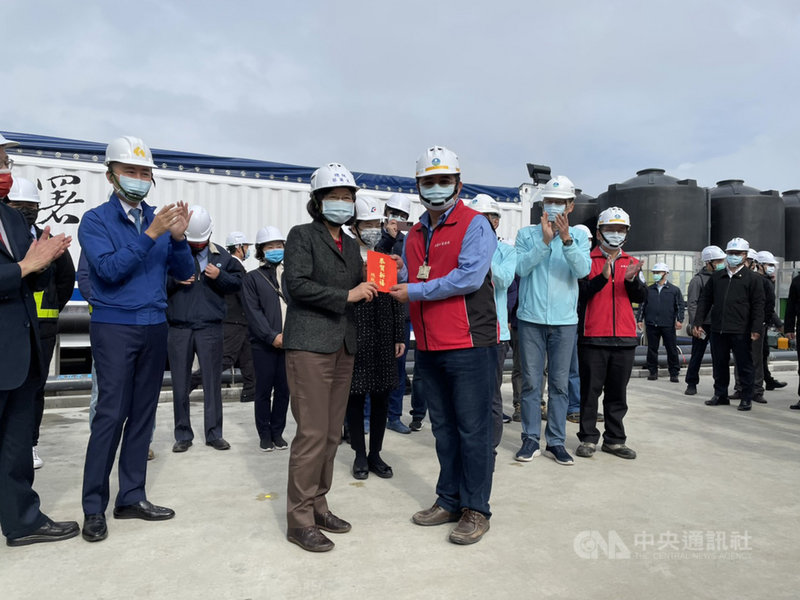 總統蔡英文(前右2)13日到新竹市視察民生用水海水淡化機組設置與產水情形,並慰勞年節期間堅守崗位的工作同仁。中央社記者魯鋼駿攝 110年2月13日