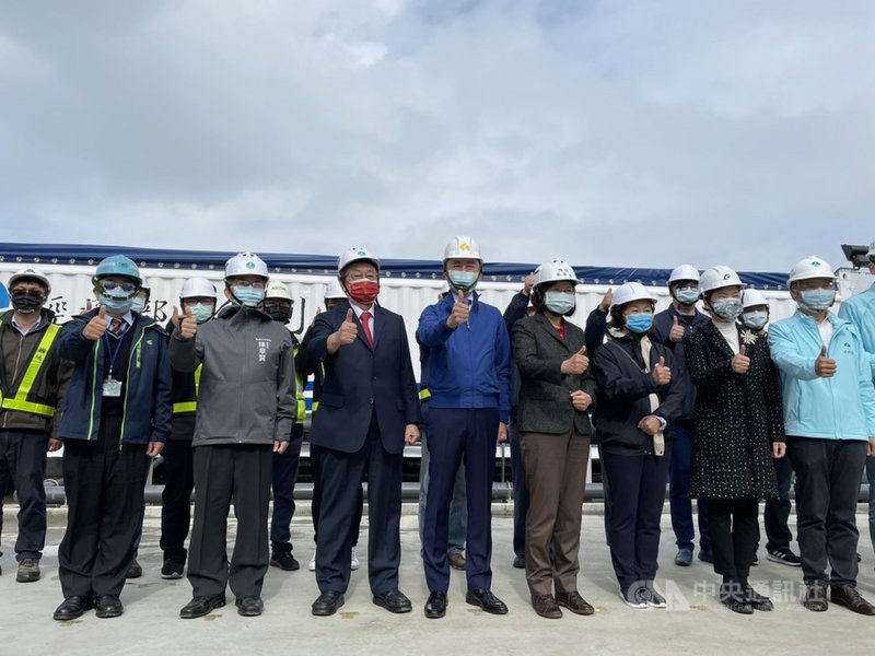 總統蔡英文(前右4)13日到新竹市視察民生用水海水淡化機組設置與產水情形。中央社記者魯鋼駿傳真 110年2月13日