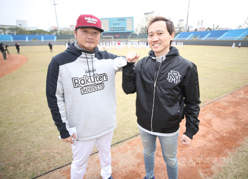 中華職棒樂天桃猿隊去年挑戰4連霸失利,樂天接手第2 年由新任領隊浦韋青(右)帶領,他表示,去年球隊不管是體能、守備、專注度,都犯了不少錯誤,總教練曾豪駒(左)喊出要檢討去年的錯誤,開放年輕選手競爭。中央社記者張新偉攝 110年2月13日
