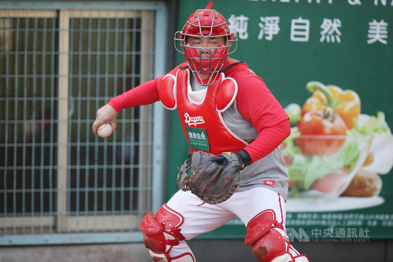 味全龍去年底擴編選秀選入捕手劉時豪(圖),沒有意外將是新球季主戰捕手。圖為2月1日味全開訓畫面。中央社記者張新偉攝 110年2月13日