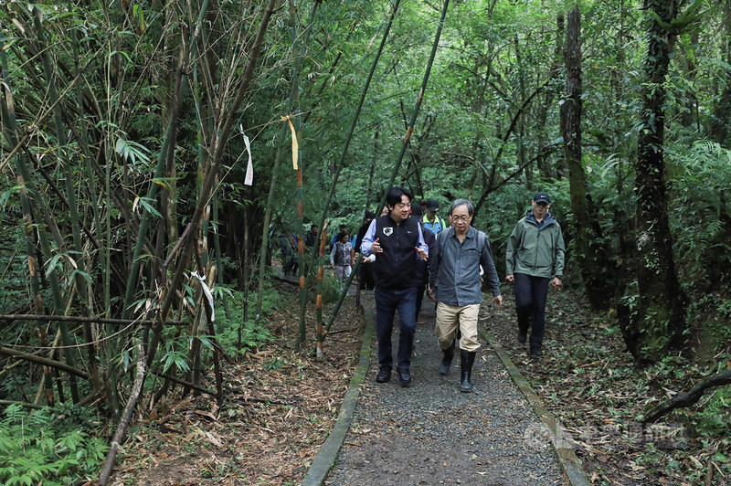 副總統賴清德(左)推「健康台灣千里共行」,他最想挑戰位於高雄的白雲仙谷,想一睹百年前英國的旅遊探險家約翰.湯姆生(John Thomson)在台灣傳教走訪過的美景。(總統府提供)中央社記者溫貴香傳真 110年2月13日